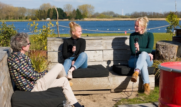 <p>Frénk in gesprek met Nancy en Dionne.</p>