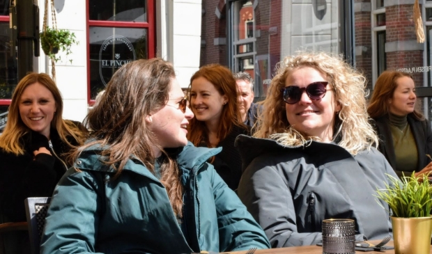 <p>Het was het afgelopen weekend nog niet heel warm, maar in het zonnetje was het prima te doen op het terras. </p>