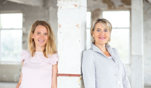 <p>De vakvrouwen van Vierhout van Wonderen krijgen een hoge klantwaardering van kopers en verkopers van 9,5: Karin Oskam (l) en Ilonka Vierhout.</p>