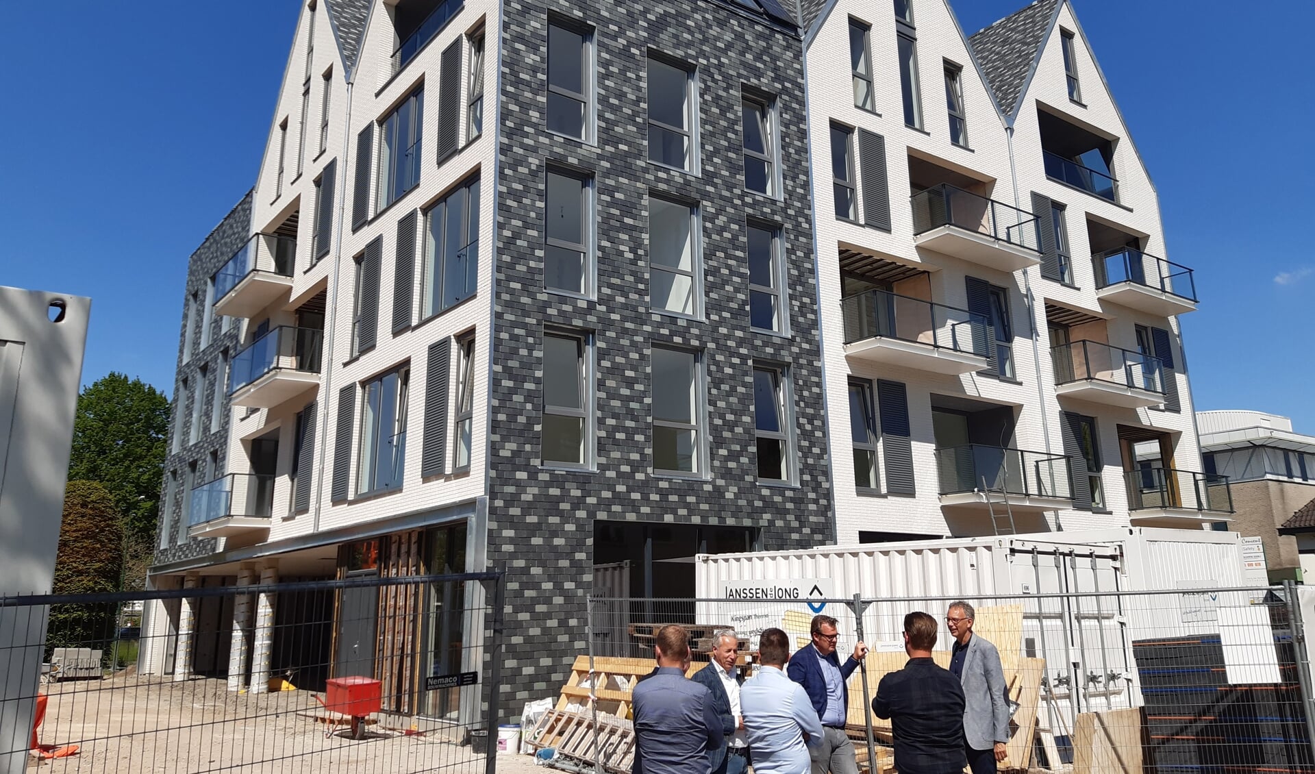 Het appartementencomplex 'Hofstede' aand e Hamersveldseweg is maandag 31 mei officieel opgeleverd.