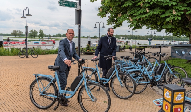 <p>Wethouder Hans Tanis (links) en Joost van der Geest reserveerden de eerste fietsen</p>