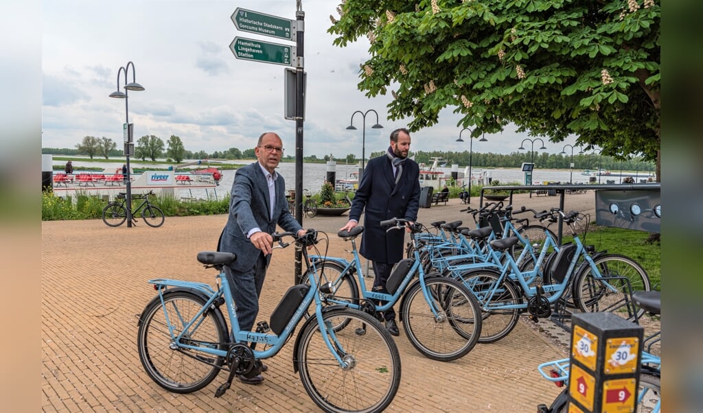 Wethouder Hans Tanis (links) en Joost van der Geest reserveerden de eerste fietsen