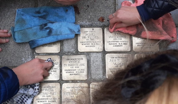 <p>Leerlingen maken de steentjes jaarlijks schoon</p>