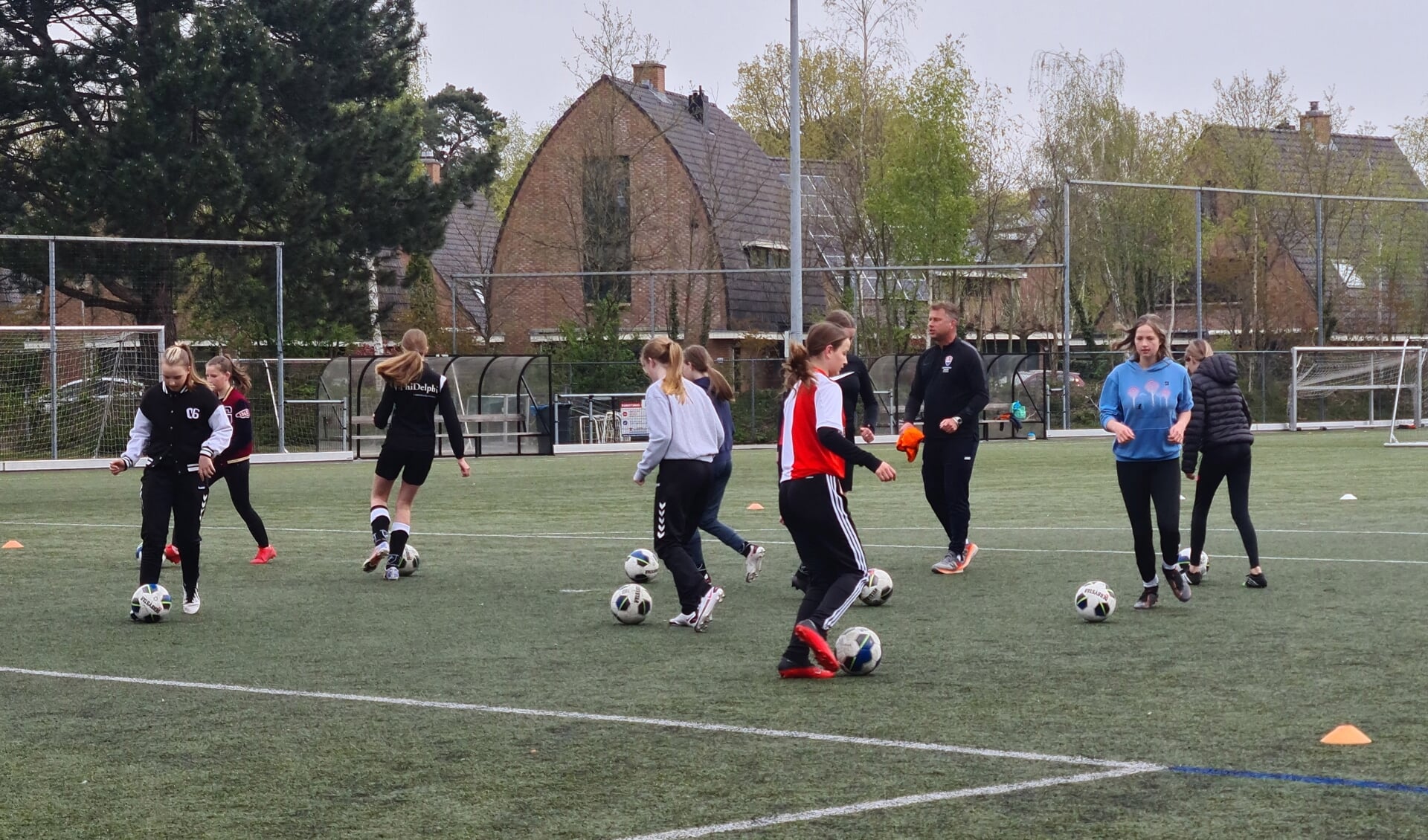 De meiden van Amsvorde tijdens de speciale voetbalclinici door Hans van de Haar.