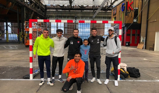 <p>De Edese voetballers met op de voorgrond Soufiane Touzani. </p>
