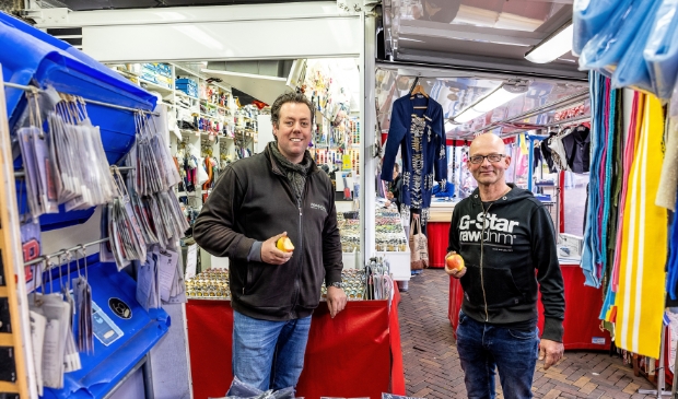 <p>Jos van der Wijst en Nick van Heusden staan voor de foto symbool voor de hereniging van food en non-food op de markt in Ede.</p>