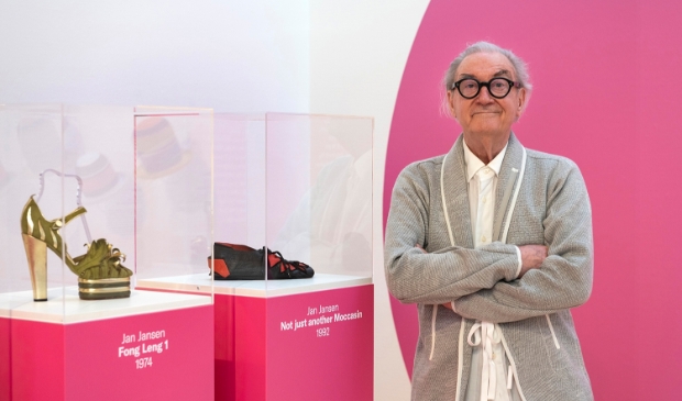 <p>Jan Jansen bij twee door hem ontworpen schoenen in Museum JAN.</p>