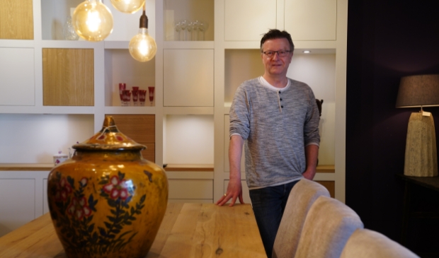 <p>Gerard Keune in zijn zaak aan de Schans in Uithoorn</p>