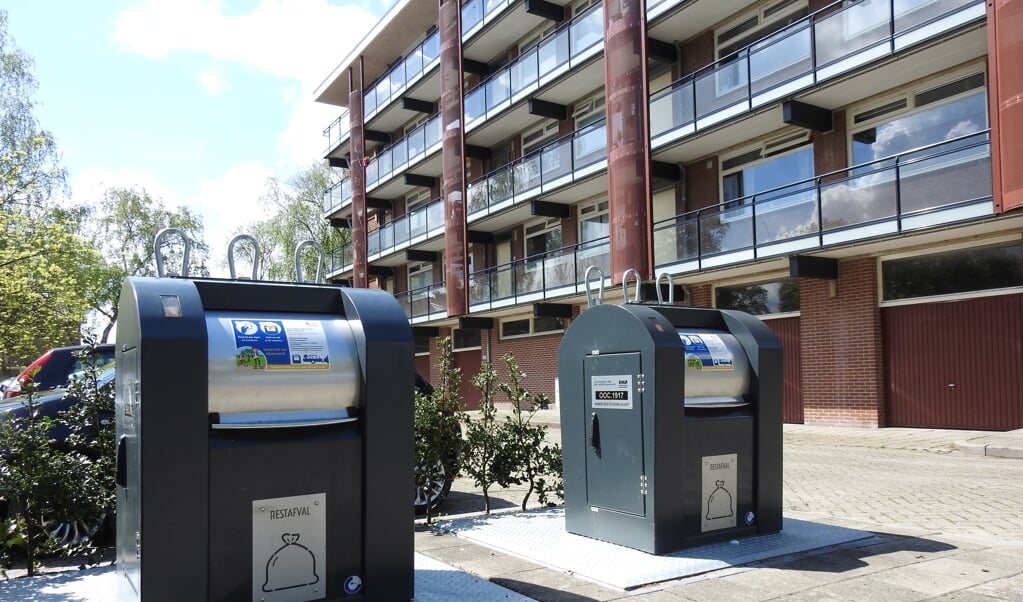 De plaatsing van nieuwe afvalcontainers bij een van de Sonneveltflats, verdient geen schoonheidsprijs, vindt VoorBaarn. 