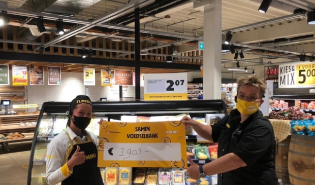 <p>Lili van der Horst en Rika Schaapherder met de cheque voor Voedselbank Utrechtse Heuvelrug.</p>