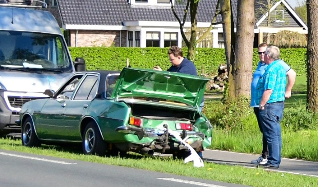 <p>Arno van Beek is bezig met het schadeformulier, terwijl zijn broer en vader toekijken.</p>