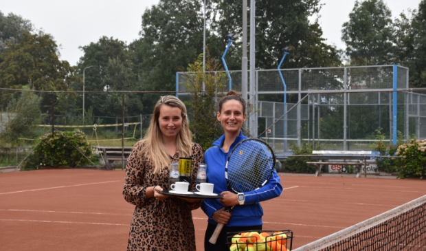 <p>De zussen Daisy en Gina Spek bliezen de Sliedrechtse tennisvereniging nieuw leven in.</p>