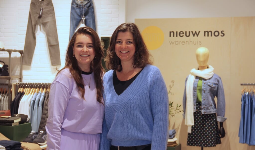 Sanna Botter en Anita Groenendijk openden het duurzame warenhuis Nieuw Mos. 