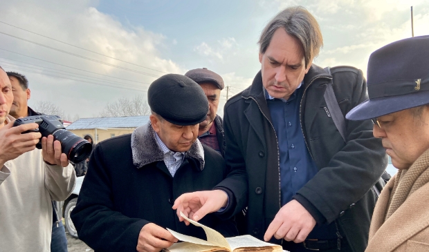 <p>Onderzoeker en directeur Stichting Sovjet Ereveld Remco Reiding, op zoek naar informatie over soldaten in Oezbekistan.</p>
