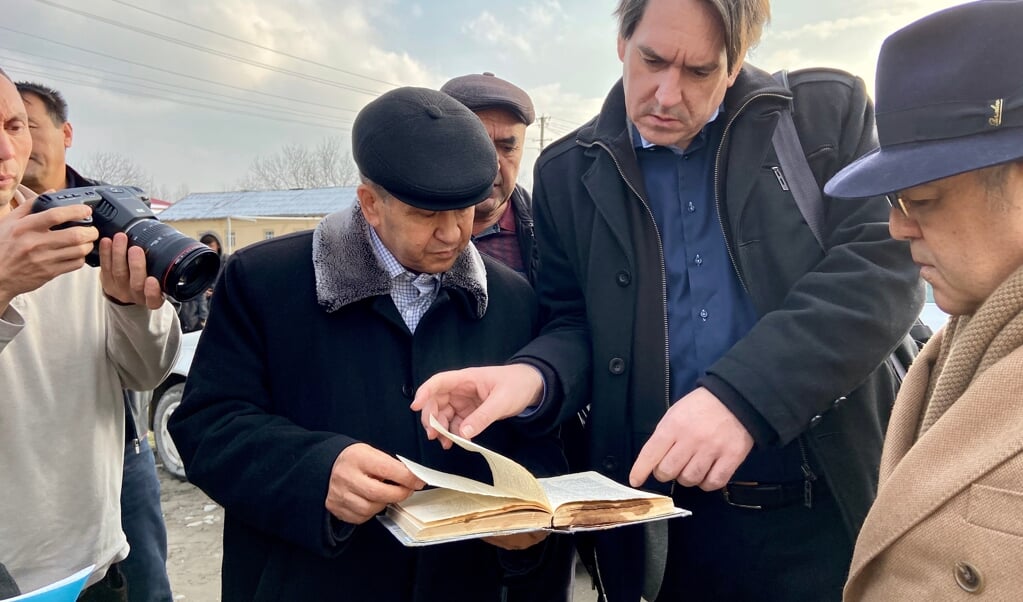 Onderzoeker en directeur Stichting Sovjet Ereveld Remco Reiding, op zoek naar informatie over soldaten in Oezbekistan.