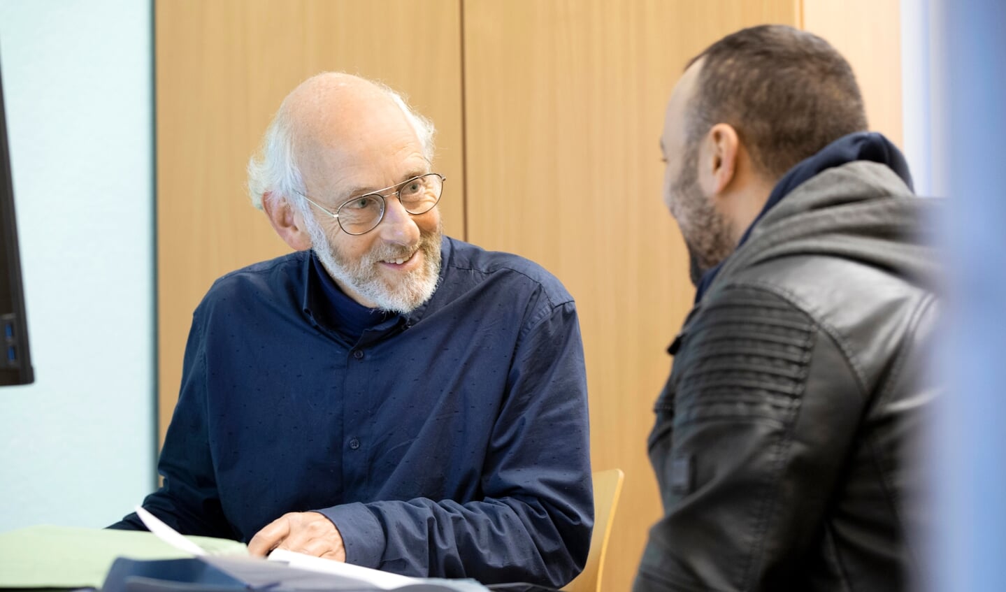 Vluchtelingenwerk in de praktijk. De man links is een vrijwilliger, net als Martin Haex, die niet op de foto wilde.