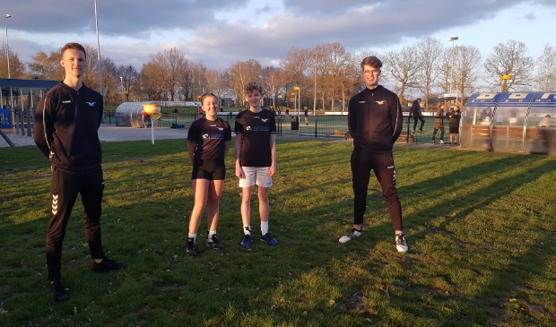 <p>Trainers Gernand van Beek en Tom Oussoren (links en rechts) en spelers Silja van den Hul en Hylke Haaksman zijn blij dat hun team de coronatijd goed is doorgekomen.</p>