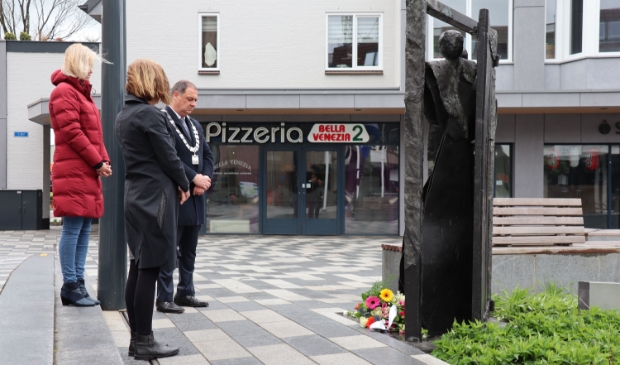 De burgemeester, Anita Hakvoort en José Huurdeman staan stil bij het monument dat het ambtenarenverzet in Leusden (en Nederland) verbeeldt.