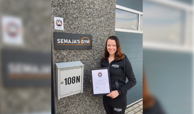 <p>Sportschoolhoudster Semaja van Vaneveld met het verkregen keurmerk en certificaat.</p>