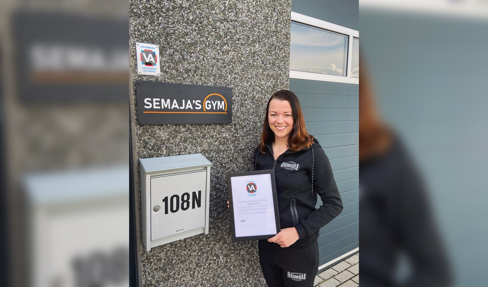 Sportschoolhoudster Semaja van Vaneveld met het verkregen keurmerk en certificaat.