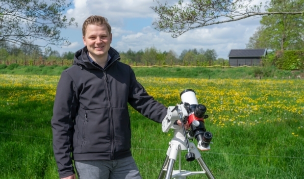 <p>Twan Bekkers met zijn Lunt telescoop om naar de zon te kijken. "Kijk nooit met een verrekijker of gewone telescoop in de zon."</p>