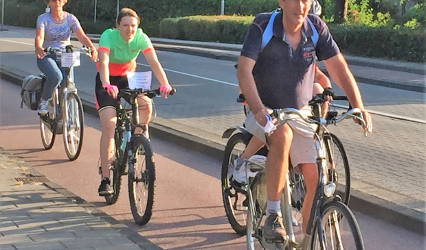 Volwassenen en jongeren tijdens de avondfietsvierdaagse