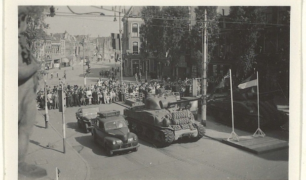 <p>Bevrijding; intocht op het Verwulft van de Canadezen met tanks en legerauto's. </p>
