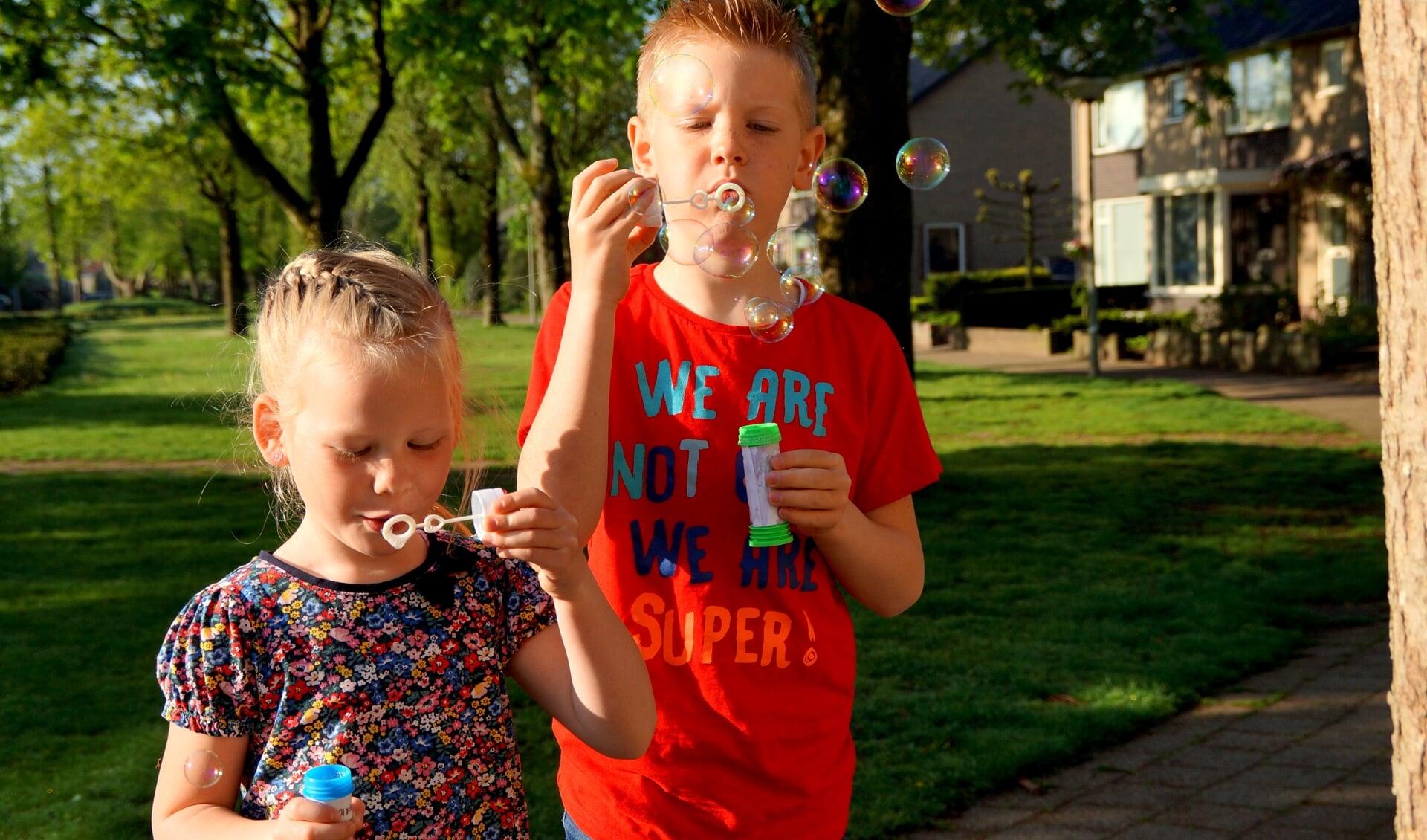  Kinderen van de verschillende kerken gaan op Eerste Pinksterdag om 12.00 uur allemaal tegelijk bellen blazen.