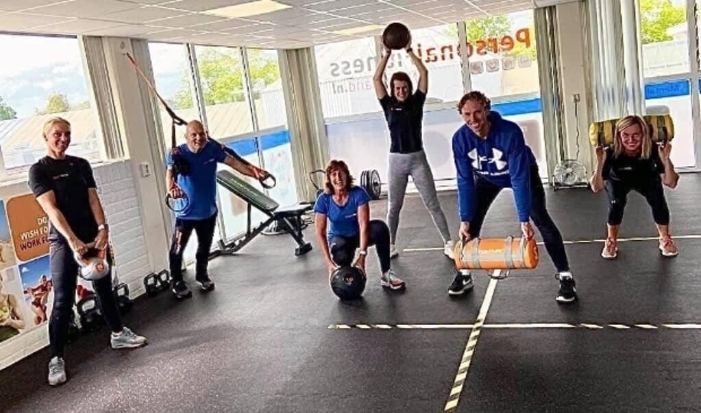 Marcel Mulder (2de v.l.)  manager van de vestiging Wezep van Personal Fitness Nederland levert maatwerk.