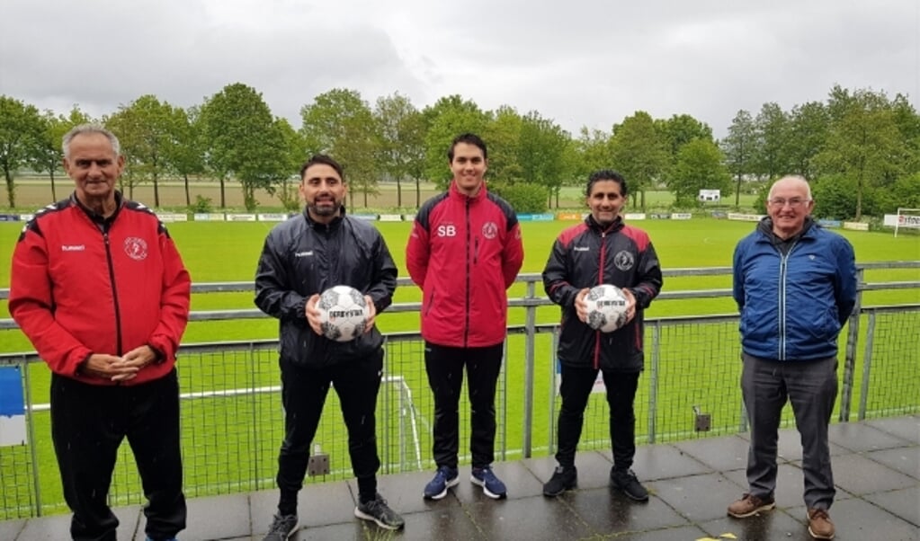 Frans van Ernst, Amir, Shahin en Reza Banzadeh en Gerard Vos (vlnr), de stuwende krachten achter de Banzadeh Voetbalschool.