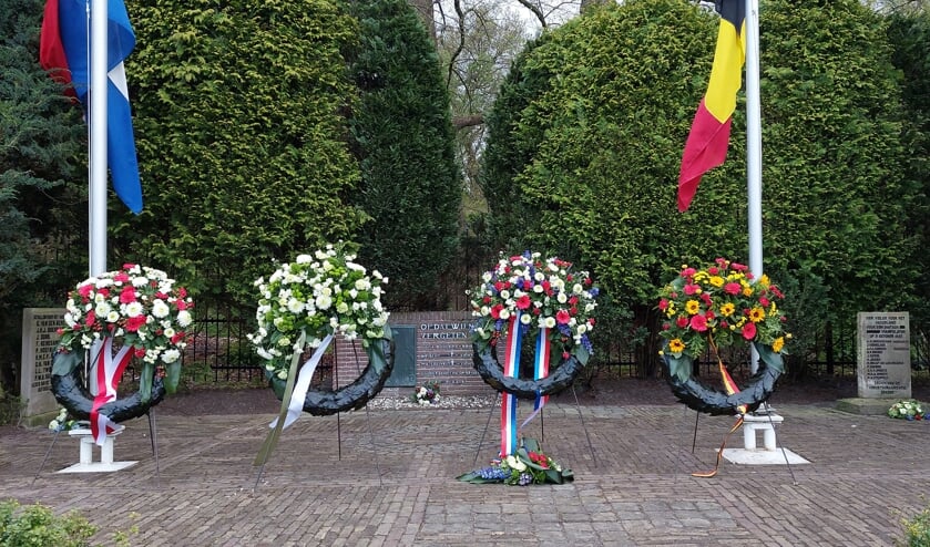 Het monument op het Fort bij Rijnauwen, tijdens de herdenking op 4 mei.