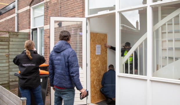 <p>De Baarnse burgemeester Mark Röell heeft vanochtend het appartement in de Brinkstraat voor drie maanden gesloten.</p>