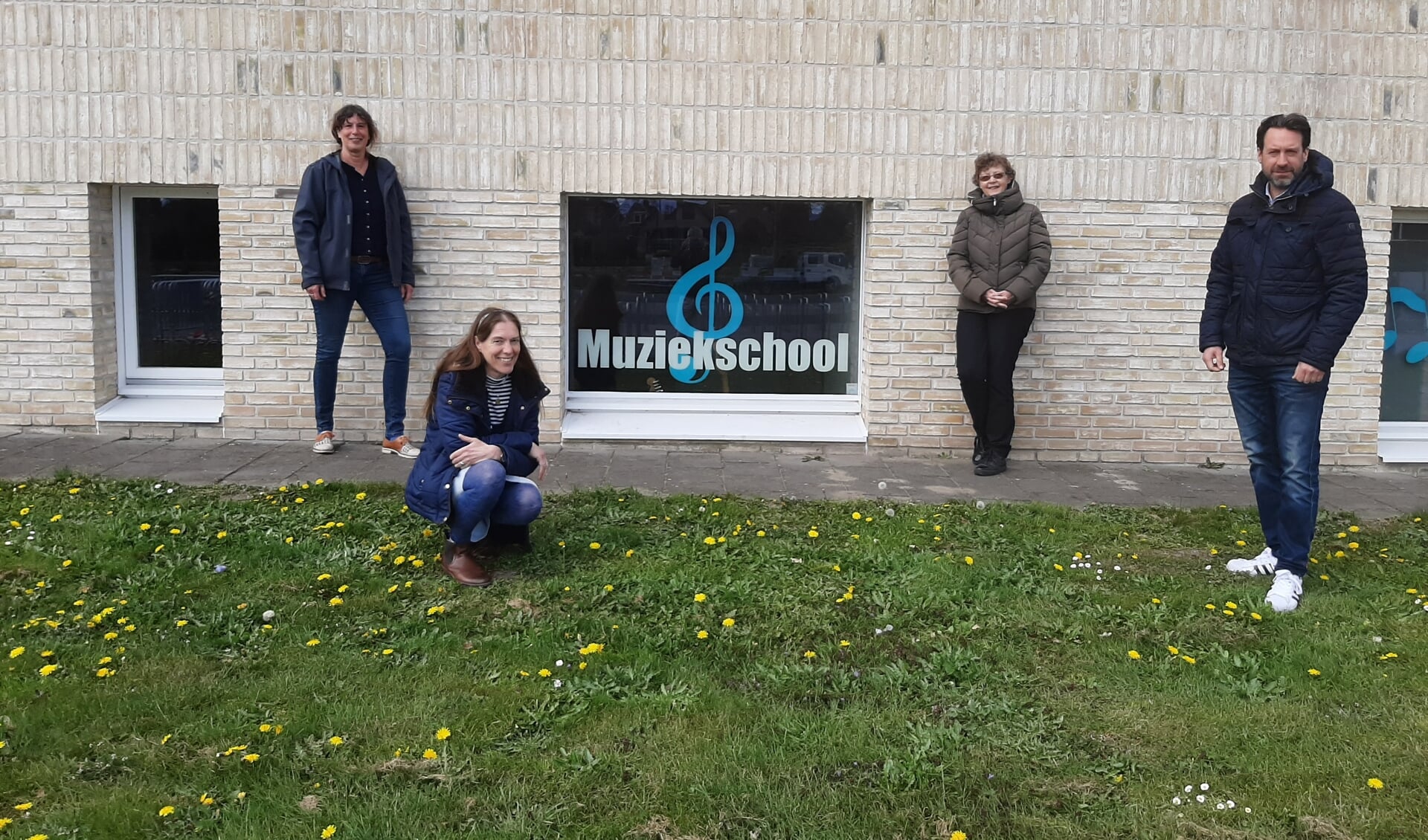 Het bestuur van Stichting Muziekonderwijs Scherpenzeel, met helemaal links Marja Mostert. 