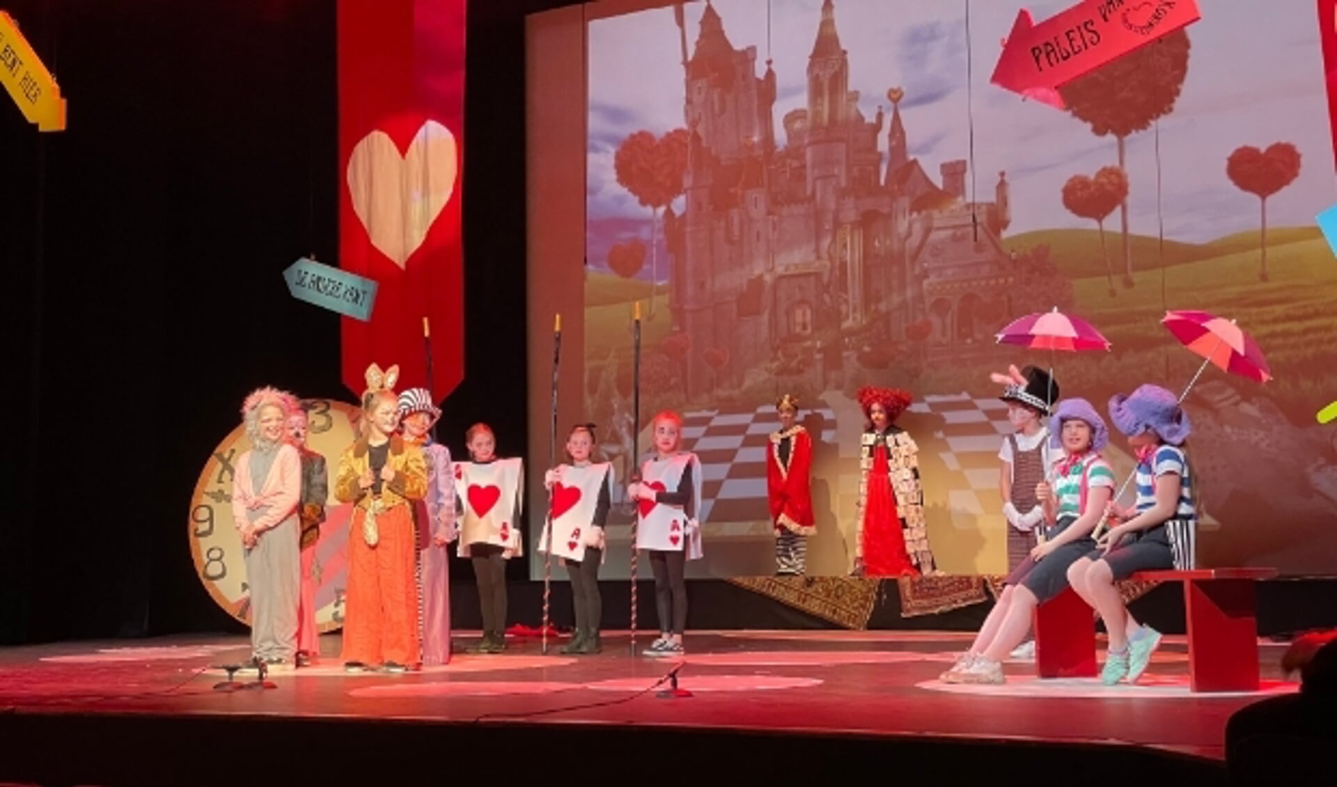 De theaterleerlingen van Theaterschool Masquerade van het KunstenHuis tijdens de opnames van hun voorstelling Alice in Wonderland.