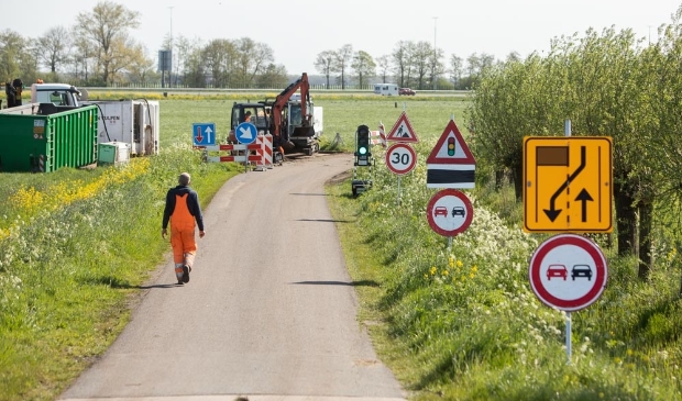 <p>Aan de Grimmesteinseweg wordt gewerkt om glasvezelkabels in de grond te krijgen.</p>