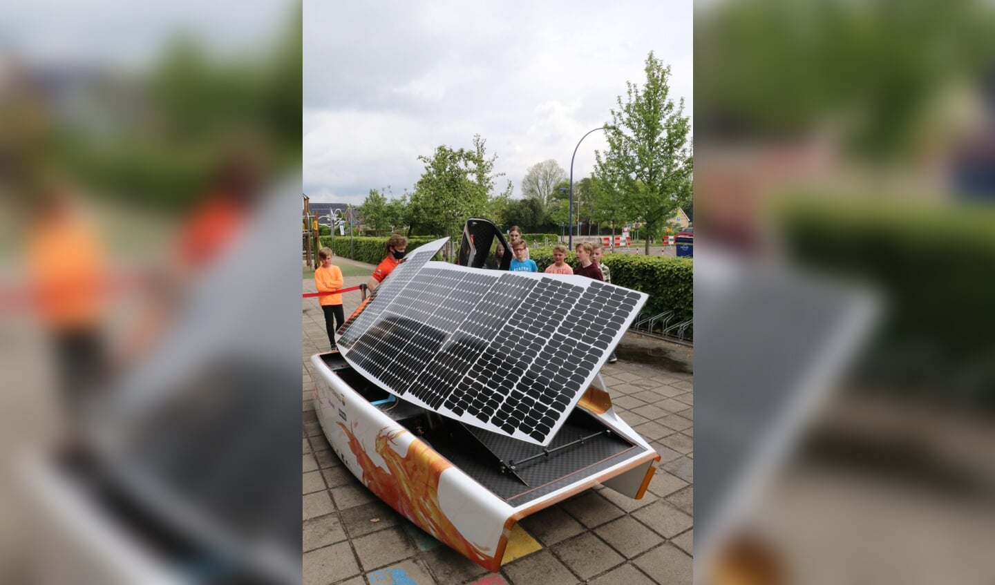 Tibbe Lukkassen showt zonneauto Nuna Phoenix op zijn oude basischool De Vonk