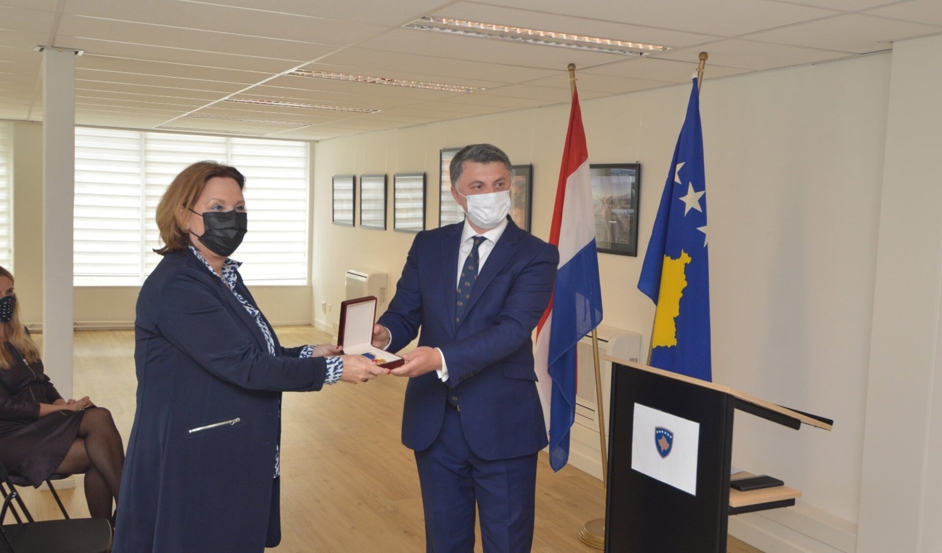 Anke Gerrits ontving de Kosovaarse presidentiële medaille ‘Moeder Teresa’ uit handen van de Kosovaarse ambassadeur voor haar bijdrage op het gebied van humanitaire activiteiten.