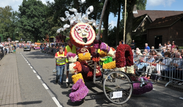 Rond de 10.000 bloemen, Blikvanger!, wagen van Larsheim Zuylensteyn Corso Kidz, Bloemencorso 2016.