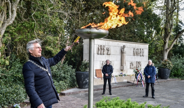 <p>Burgemeester Rob Metz ontsteekt het Bevrijdingsvuur op het Verzetsplein.</p>