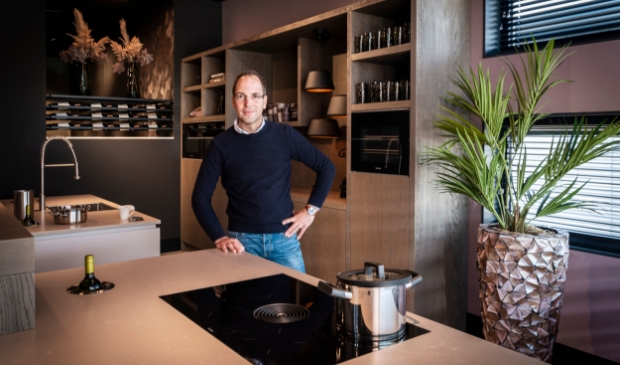 <p>Rob Joosten in de showroom van Van Ginkel Keukens.</p>