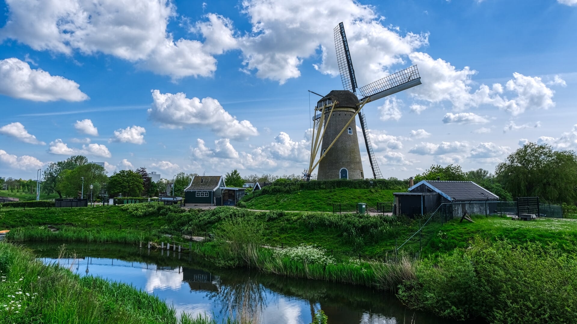 Het molenaarshuisje ligt vanaf deze kant gezien links naast de molen.