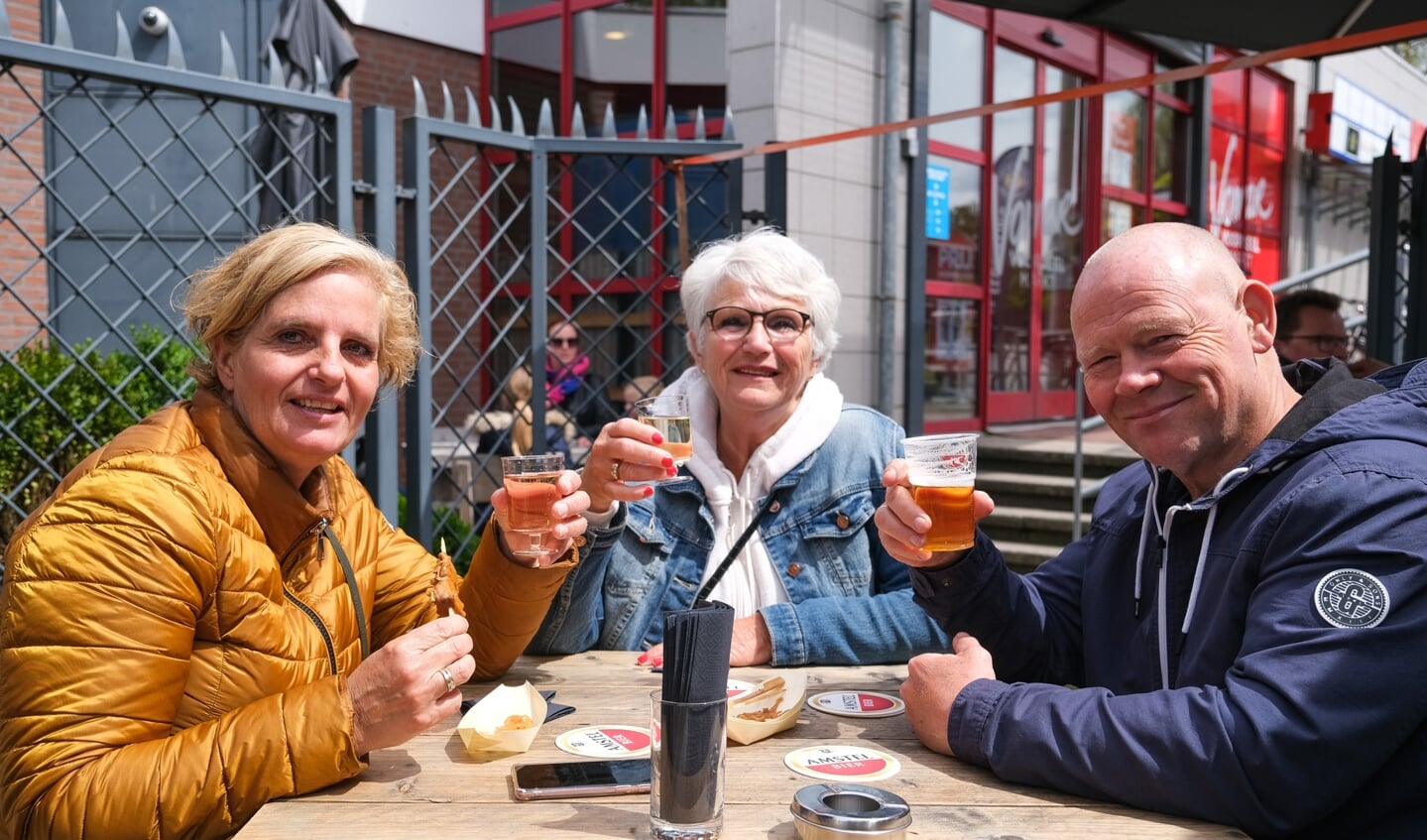 Yvonne, Ria en Henk uit Hoofddorp genieten volop bij De Eersteling. 
