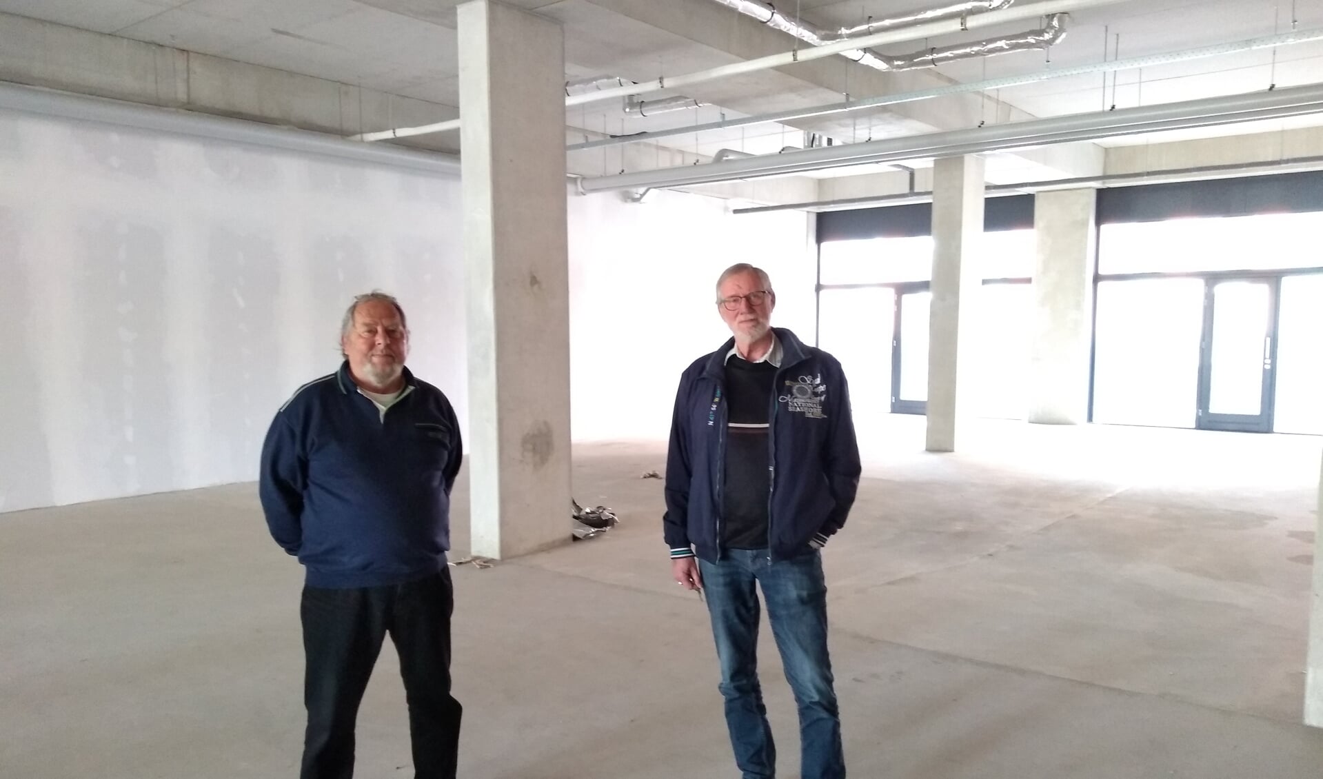 Geert Faber en Jan Baars van de bewonerscommissie in het leegstaande gebouw. 