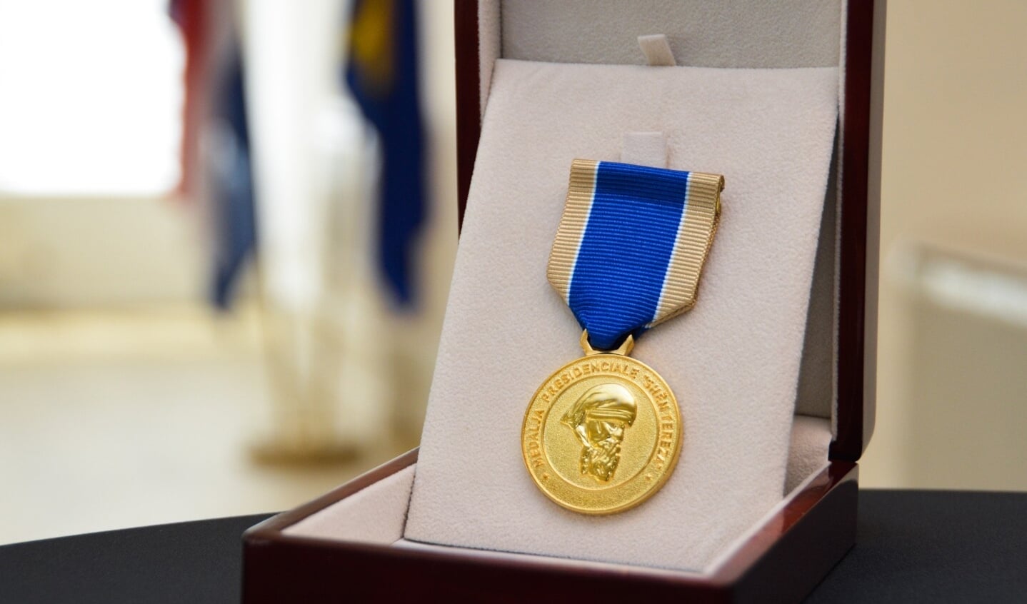 De Kosovaarse presidentiële medaille ‘Moeder Teresa’ 