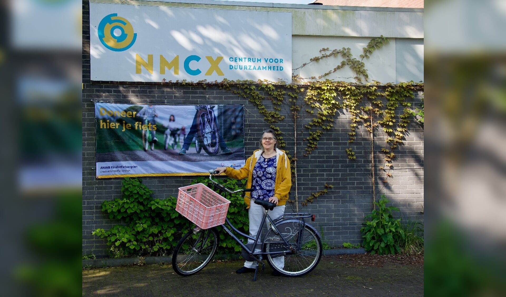 Anneke van Gijzen heeft als eerste een fiets afgegeven. 