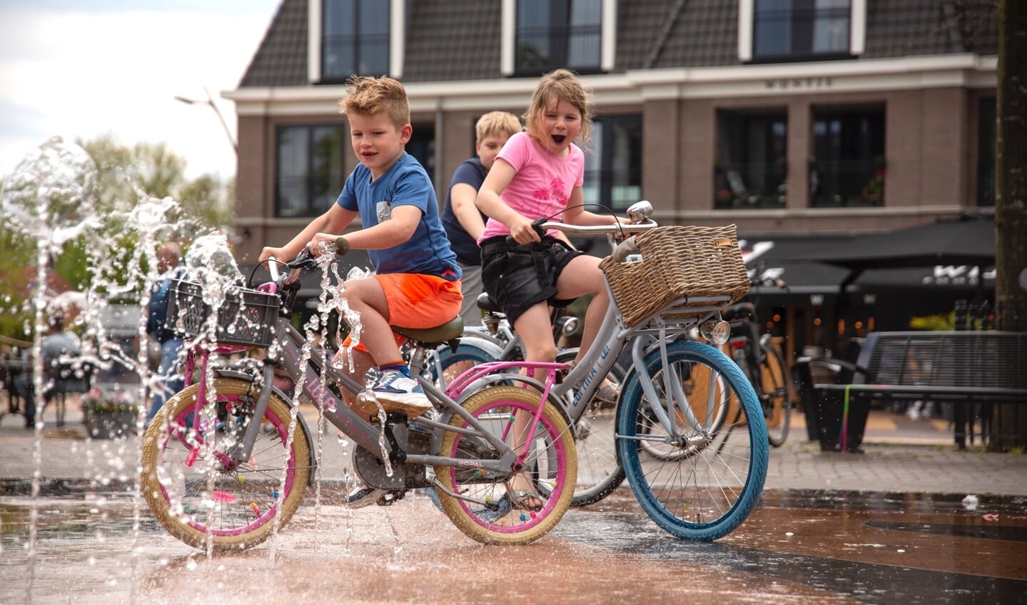 Mensen genieten van warme zondag in Barneveld en Voorthuizen