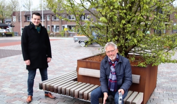 <p>Harm Jan Polinder en Koos Meijer blikken op de Markt bij een nieuwe boom met bankje even terug op de raadsvergadering.</p>
