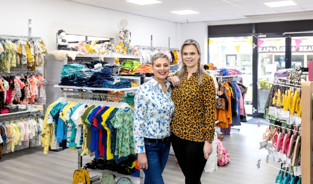 <p>Carla Niese (links) en Sabrine Reuvers in het pand aan de Parkweg 97 in Ede.</p>