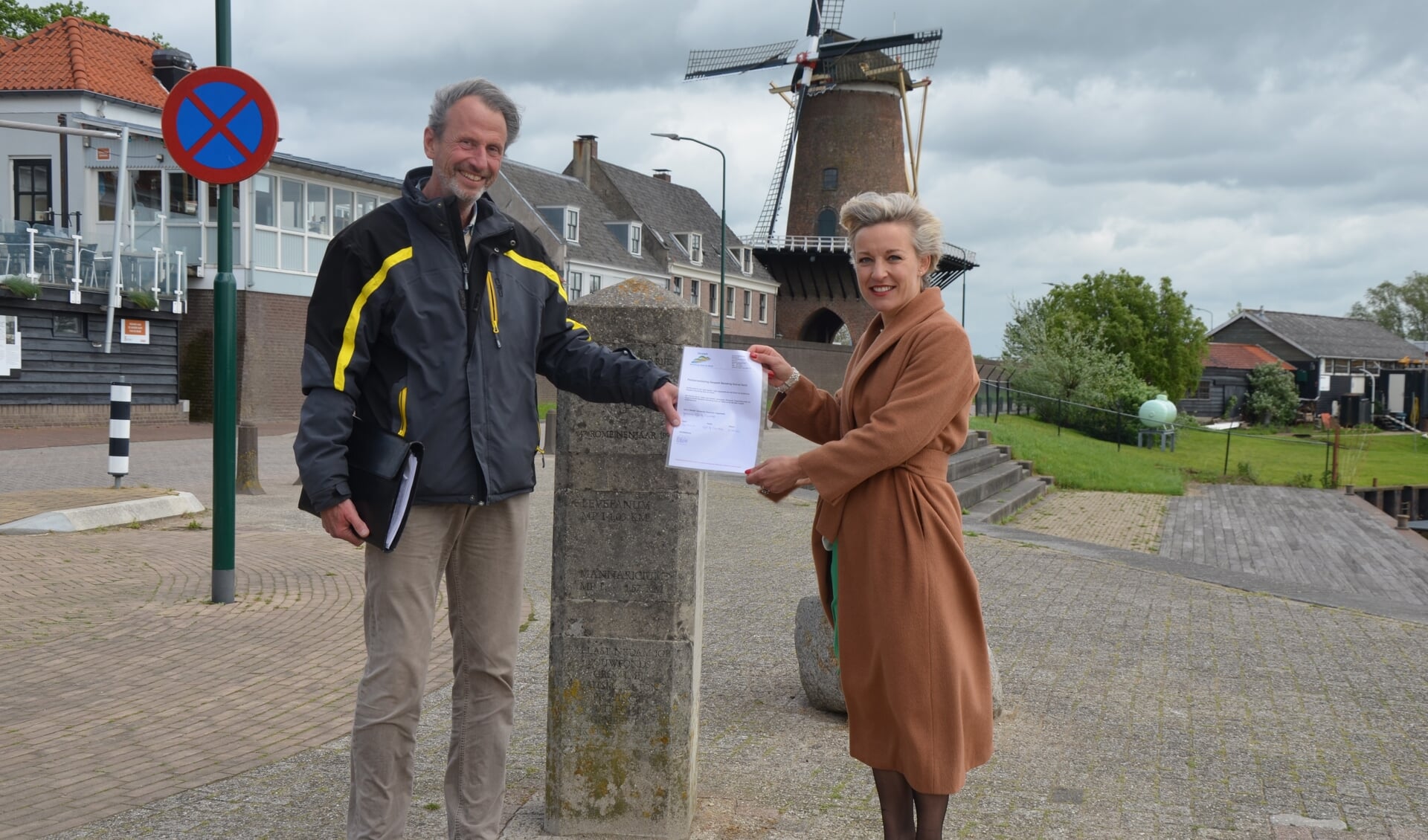 Marc Hofstra (Geopark) en burgemeester Iris Meerts