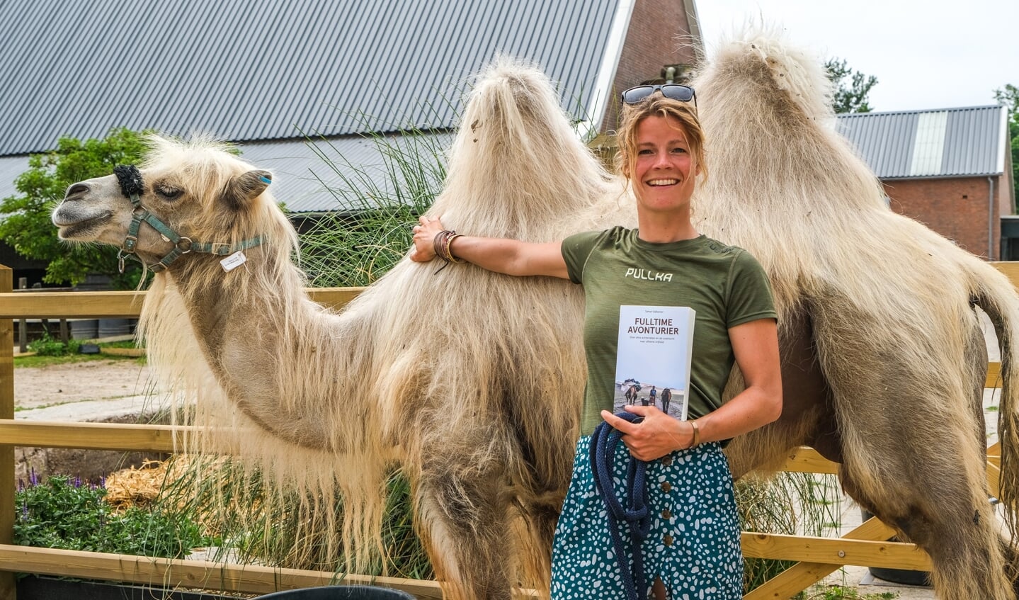 Tamar Valkenier loopt door Nederland met haar kameel Einstein